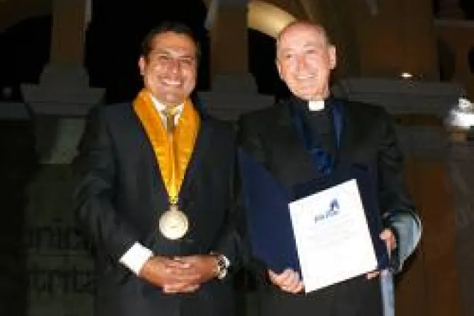 Cardenal Cipriani recibe condecoración por distinguida labor pastoral