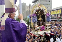 Cardenal Juan Luis Cipriani y la procesión del Señor de los Milagros. Foto: Arzobispado de Lima 