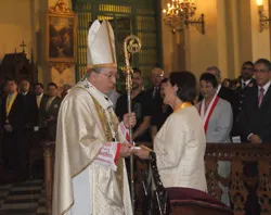 El Cardenal Cipriani obsequia un rosario a la nueva alcaldesa de Lima, Susana Villarán (foto Arzobispado de Lima)