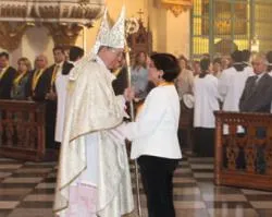 Cardenal Juan Luis Cipriani saluda a alcaldesa Susana Villarán (foto Arzobispado de Lima)?w=200&h=150
