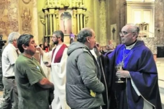 Cardenal Bergoglio reza por caídos en guerra de las Malvinas a 30 años del conflicto