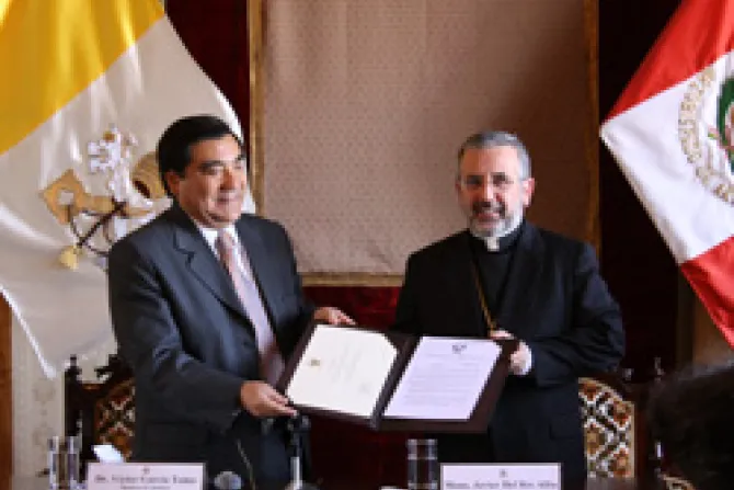 Gobierno condecora a Arzobispo peruano por defender vida contra el aborto