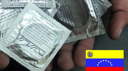 Condones son ruleta rusa para jóvenes, alerta experto tras anuncio de Maduro