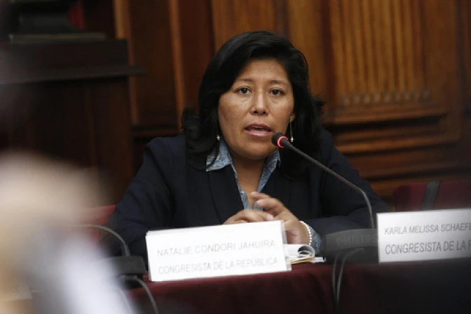 Otorgan premio "Madre Teresa de Calcuta" a congresista pro aborto