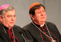 Mons. Rodríguez Carballo y el Cardenal Joao Braz de Aviz en la presentación (Foto ACI Prensa)