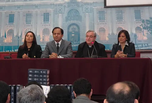Mons. José Antonio Eguren en el Congreso del Perú con algunos parlamentarios (foto ACI Prensa)?w=200&h=150