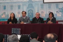 Mons. José Antonio Eguren en el Congreso del Perú con algunos parlamentarios (foto ACI Prensa)