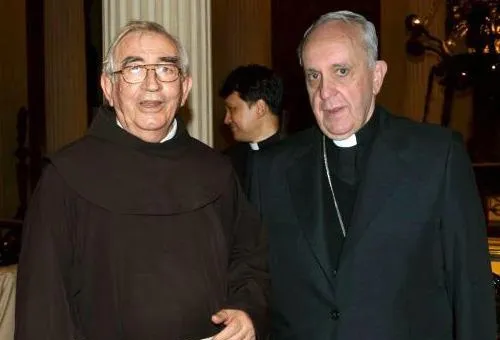 Fray Berislao Ostojic y el entonces Cardenal Jorge Mario Bergoglio. Foto AICA?w=200&h=150