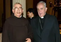 Fray Berislao Ostojic y el entonces Cardenal Jorge Mario Bergoglio. Foto AICA