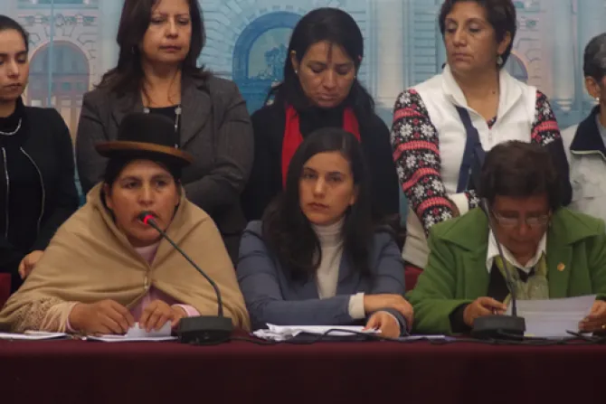 Perú: Congresistas y lobby del aborto insisten en anticonceptivos para menores sin permiso de padres