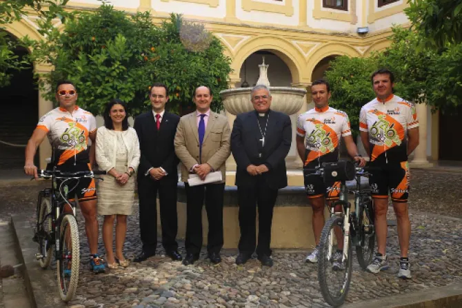 Siete policías de Montilla hacen la “ruta avilista” en bicicleta
