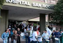 Manifestantes afuera de un hospital de Córdoba (foto AICA)