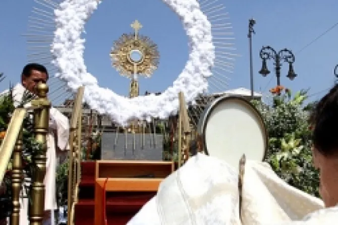 Profanan procesión del Corpus Christi en México DF