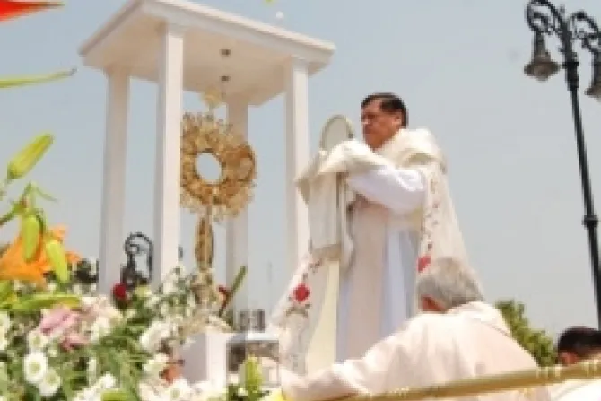 Mundo no se desploma gracias a oraciones, asegura Cardenal Rivera