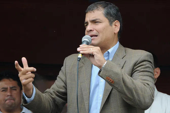 Ecuador: Correa rechaza ideología de género y afirma que defender la familia es cuestión moral