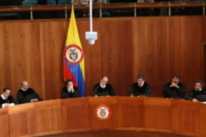 Colombianos rechazan uniones y adopción gay promovidas por corte constitucional
