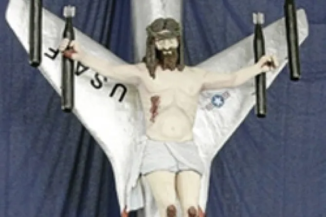 Usan fondos públicos españoles en exposición que se burla de Cristo crucificado