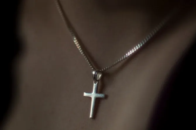 Ayuda a la Iglesia Necesitada premia a azafata despedida por llevar crucifijo al cuello