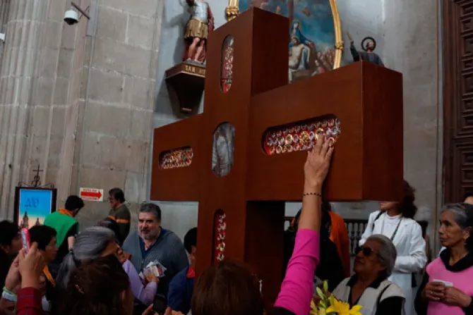 Gran Cruz con reliquias de 150 Santos y Beatos inicia recorrido en México