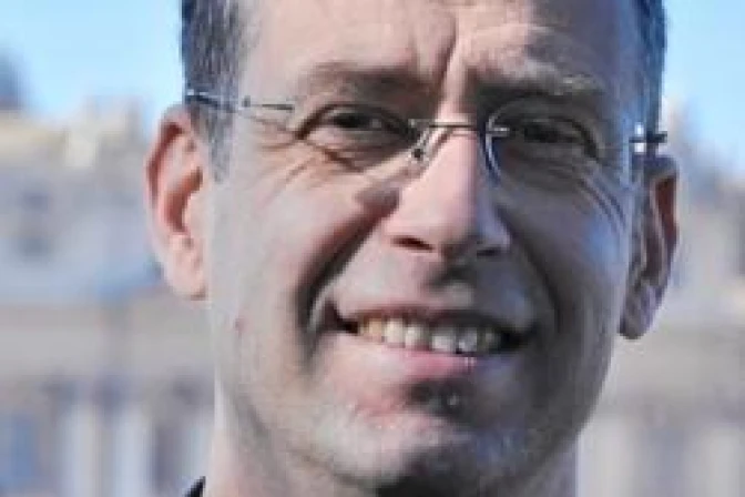 Benedicto XVI se preocupa por jóvenes que no hallan su camino