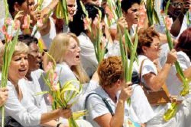 Cuba: Detienen a líder de Damas de Blanco cuando iba a Misa