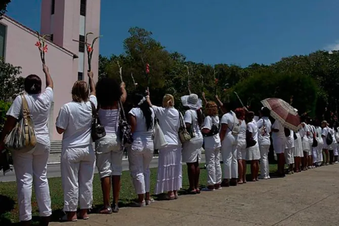 Damas de Blanco homenajean a Laura Pollán pese a detenciones