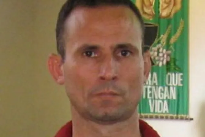 Cuba: Ferrer deja huelga de hambre y rezan por su liberación