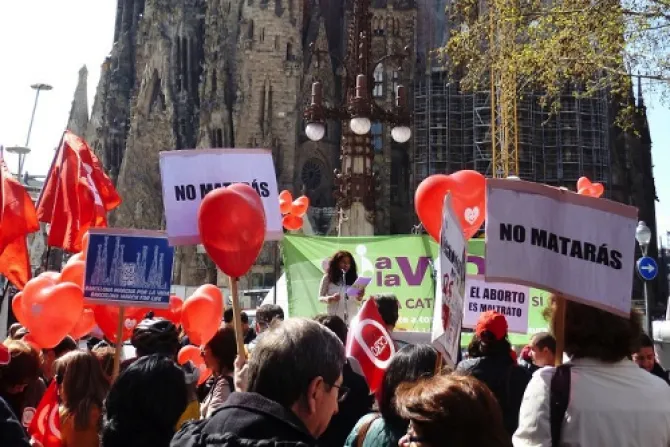 Cientos claman “Sí a la Vida” frente a Basílica de la Sagrada Familia en Barcelona