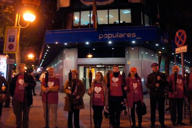 DAV se manifiesta frente a sede del PP en silencio por una reforma de la ley del aborto