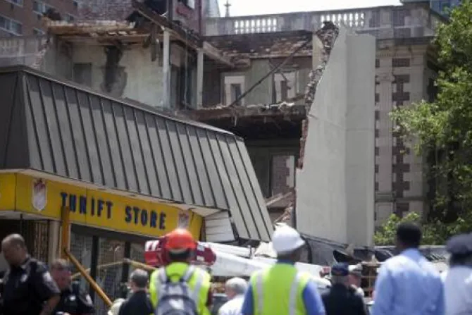 Arzobispo reza por víctimas de edificio que colapsó en Filadelfia