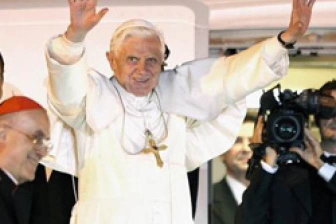 El Papa se despide de España: La fe ayuda a construir una sociedad más digna