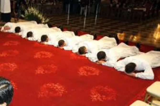 Cardenal Cipriani al ordenar 8 diáconos: Mundo necesita más testigos de Cristo