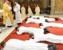 Los nuevos 7 diáconos en su ordenación (foto iglesia.cl)