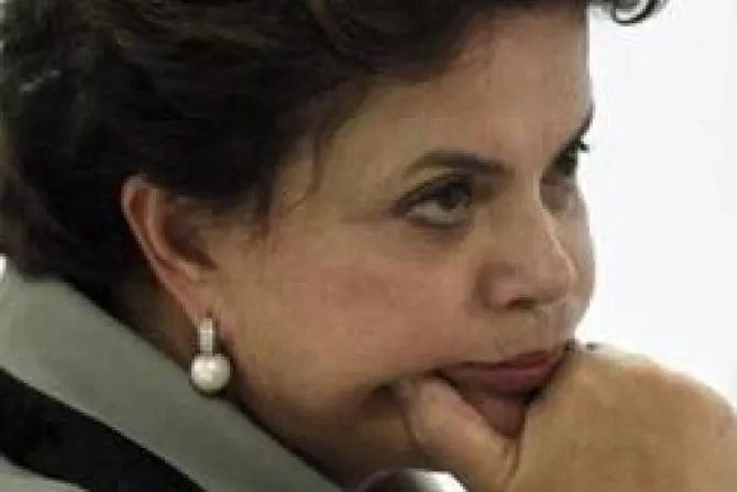 Presidenta de Brasil suspende "kit anti-homofobia" para escolares pero no cambia política pro-gay
