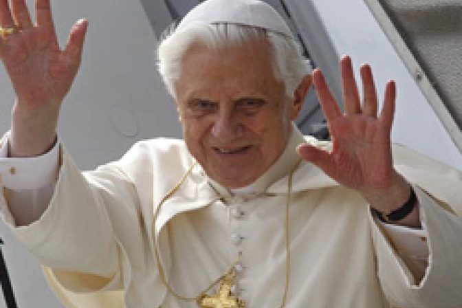Trabajar por paz y reconciliación, pide el Papa Benedicto al despedirse de Chipre
