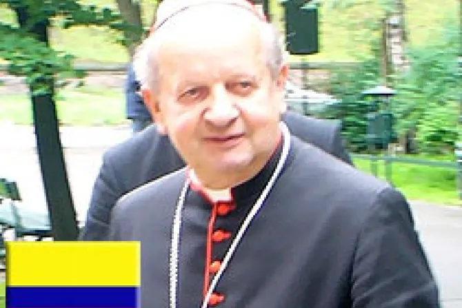 Secretario de Juan Pablo II condecorado por Presidente de Colombia