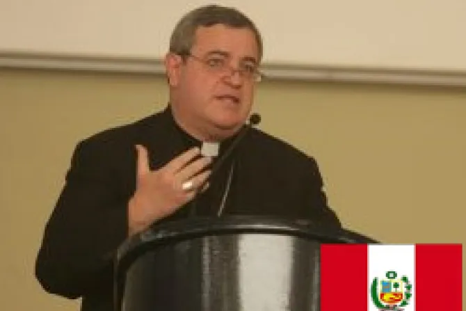 Educadores católicos tienen que participar en "gran combate" de la vida, dice Mons. Eguren