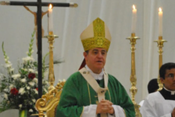 Arzobispo pide a candidatos peruanos definir posición sobre aborto y matrimonio