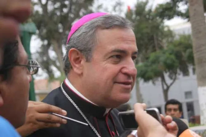 En Jueves Santo Arzobispo peruano lavará pies de 12 bebés
