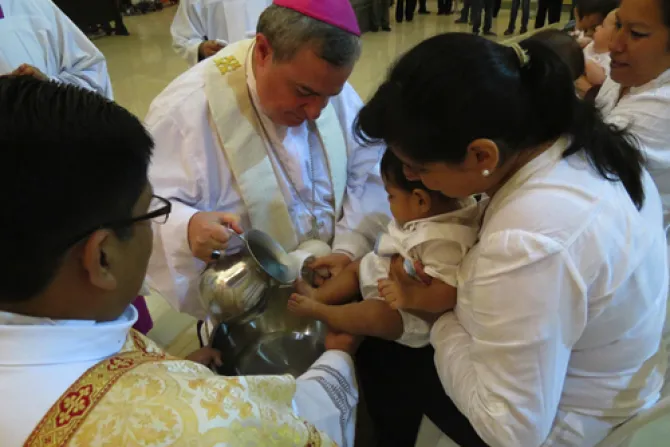 Arzobispo lavó pies a bebés y pidió compromiso en defensa del niño por nacer