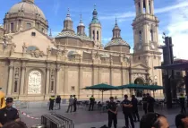 Policías roden El Pilar (foto: Twitter / @luiszueco)