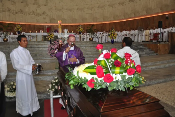 Masiva despedida a sacerdote brutalmente asesinado en Colombia