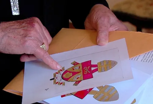 Cardinal Andrea Cordero Lanza di Montezemolo muestra su diseño. Foto: Emanuele Princi?w=200&h=150