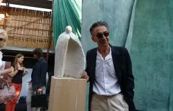 Oliviero Rainaldi posa junto a una escultura a escala junto a la modificada