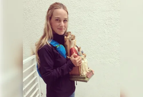 Lilian Tintori con Nuestra Señora de Coromoto en las manos. Foto: Instagram / @liliantintori?w=200&h=150