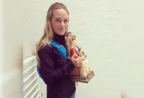 Lilian Tintori con Nuestra Señora de Coromoto en las manos. Foto: Instagram / @liliantintori