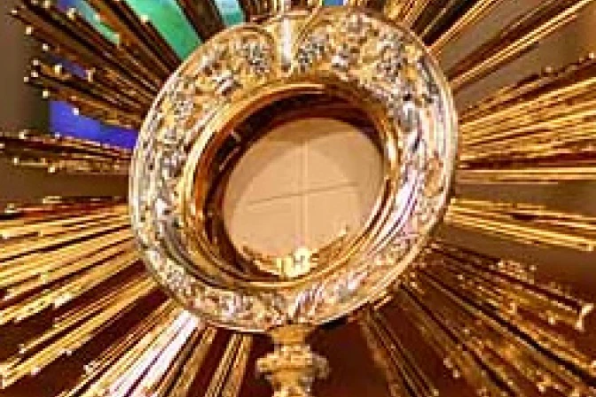 Cientos asisten a desagravio por agresión a la Eucaristía en parroquia española