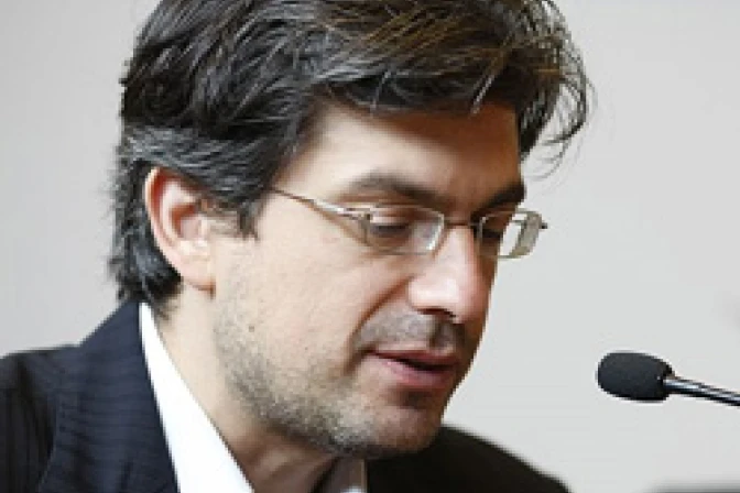 Linchamiento mediático "sólo favorece" al Papa Benedicto XVI, dice filósofo francés