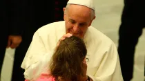 El Papa Francisco bendice a un niña. Foto Daniel Ibáñez / ACI Prensa