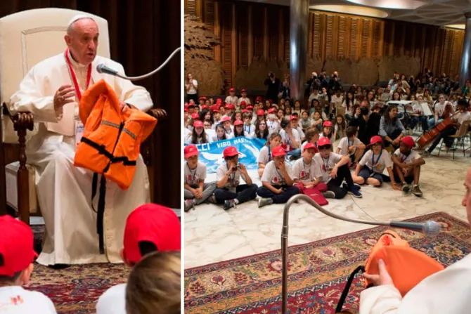El Papa se emociona al narrar la historia de este chaleco ante decenas de niños